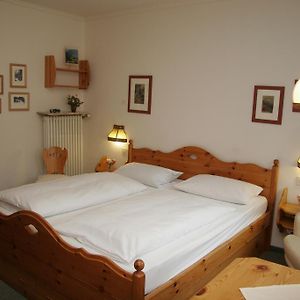 Zimmer mit Kingsize-Bett
