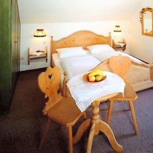 Zimmer mit Kingsize-Bett